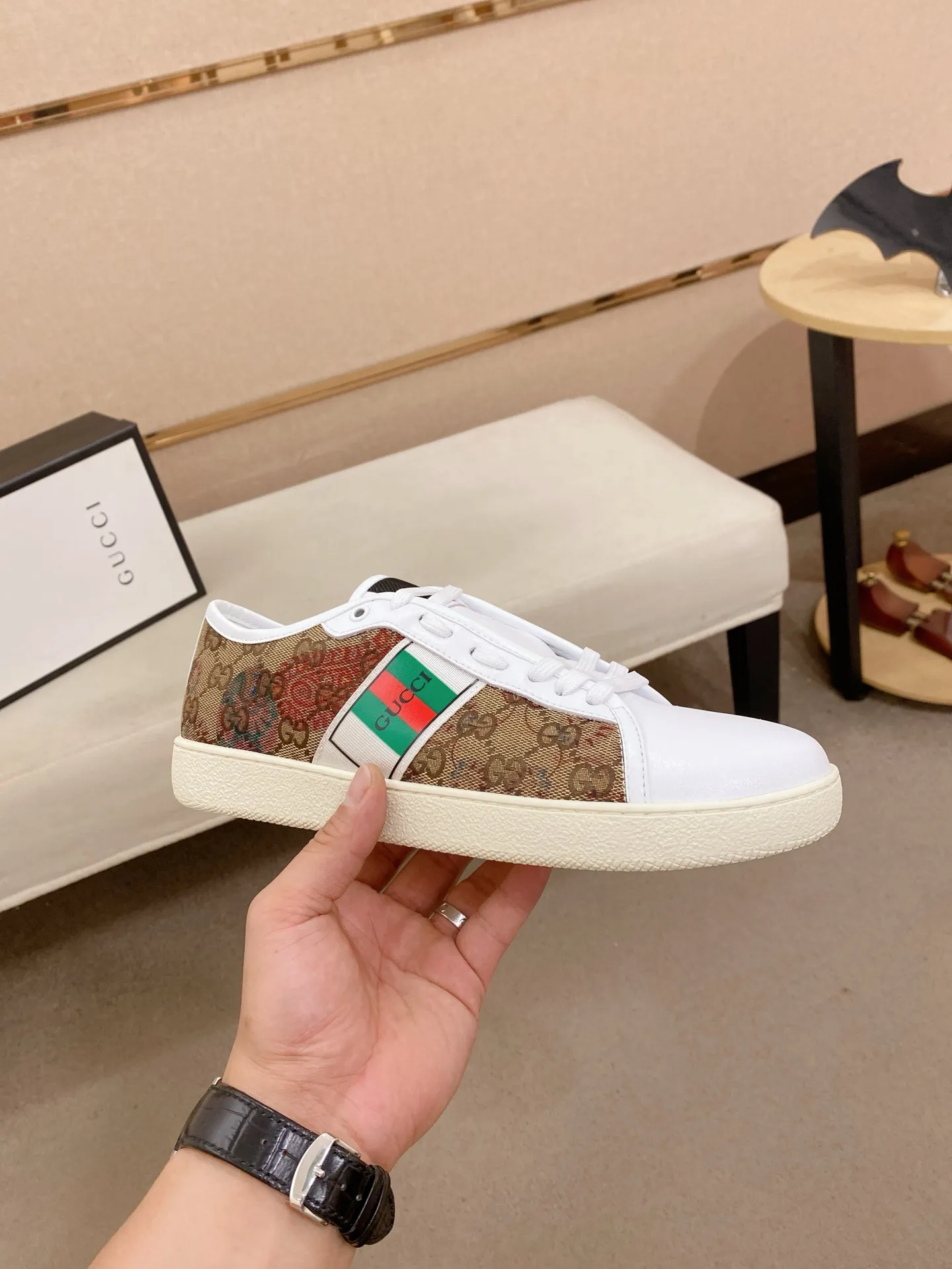 Factory price: 400💰 (GUCCI) The latest model from the official website 🎁🎁Casual and fashionable men's shoes👟, hot style 💥The version is simple and elegant, exclusive for trendy men. Unique official website latest brand elements 👑Gucci original decoration, fashionable and generous, the fabric is original cowhide ✅sheepskin lining, the official website specifies wear-resistant casual outsole, the classic model is taken in kind at the counter🎬38-44 (45 is not returned or exchanged)